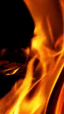 Parlak, yanan ahşap ağır çekim. Ateş alevi. Şenlik Ateşi Dikey Video