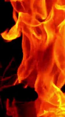 Yanan Ahşap. Alev kırsal çiftlik evini ısıtıyor. Yavaş çekim Dikey video