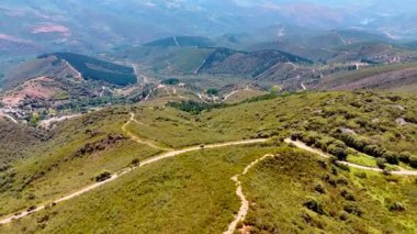 Turist yolları güzel dağlık arazide kesişiyor. İspanya 'nın engin kayalık manzarası. Hava görünümü.