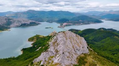 İspanya, Avrupa 'daki Leonese fiyortlarının göz kamaştırıcı manzarası. Bulutlu bir günde milli parkın engin manzarasına hava perspektifi.