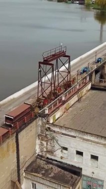 Tedavideki fabrikaya yukarıdan bak. Atık su. Su arıtma tesisi şehrin dışındaki nehirde. Kamera sağa doğru hareket ediyor. Hava görüntüsü. Dikey video