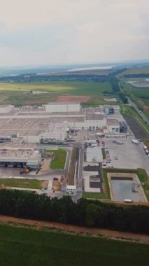 Büyük, modern bir endüstriyel fabrikanın havadan görünüşü. Endüstriyel geçmiş. Yukarıdaki Dikey Video 'dan lojistik