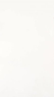 Kırmızı elbiseli eğlenceli şovmen kollarını sallıyor ve stüdyo dikey videosundaki beyaz arka planda kendi etrafında dönüyor.