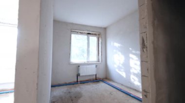 Beyaz duvarları ve yeni pencereleri olan odalar. Rekonstrüksiyon altındaki bir binanın içinde tur..