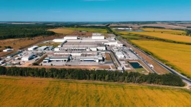 Kırsaldaki büyük sanayi tesisine uçuyor. Modern iş konsepti. İnsansız hava aracı görüntüleri.