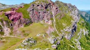 Çoklu turist yollarının geçtiği çarpıcı yüksek dağlar. İspanya, Avrupa 'nın resimli kayalık manzarası. Hava görünümü.