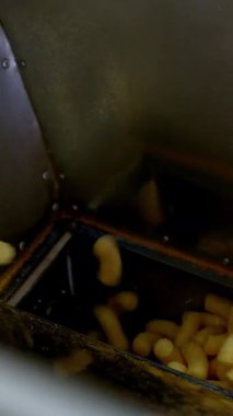 Mısır çerezi fabrikası takla atıyor. Mısır çubuğu fabrikası yapımı. Dikey video