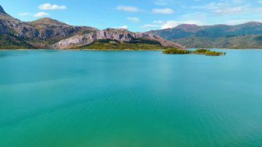Dağların arasındaki turkuaz gölün sakin suları. Leon, İspanya, Avrupa 'daki ulusal parkın olağanüstü doğası. Üst görünüm.