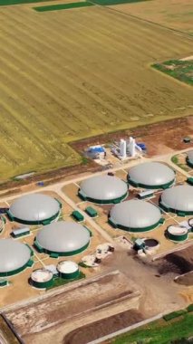Biyolojik gaz adı verilen sürdürülebilir yakıt üretimi. Yeni fabrika sahada. Yukarıdan bak. Ekolojik üretim konsepti. Dikey video