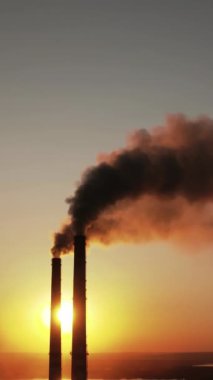 Günbatımı zaman arkaplanında güç pilonları. Gün batımında yüksek voltajlı elektrik kulesi. Kumaş konsepti. Seçici odaklanma. Dikey video