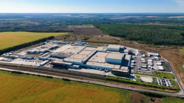 Kırsal bölgedeki büyük fabrikanın depolarına katıldım. Büyük otoparklar fabrika bölgesinde. Hava görünümü.