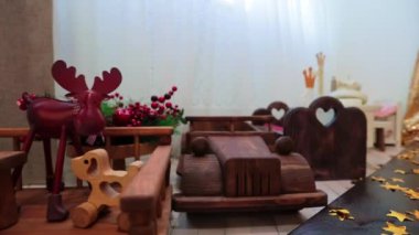 Tahta mobilyalar, araba ve hayvanlar. Fotoğraf stüdyosunda Noel fotoğrafları için dekor..