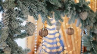 Köknar ağacı dalları, çam kozalakları, cam boncuklar ve topları olan bir çelenk. Güzel bir Noel süsü. Kapat..