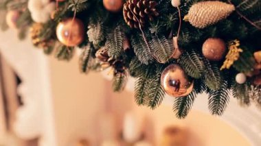 Altın topları ve konileri olan firavun ağacı dalları. Noel tatili için güzel bir dekorasyon. Kapat..