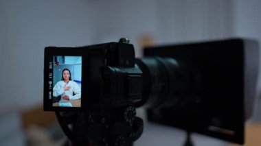 Bir kadının konuşmasını gösteren modern bir kamera ekranı. Kapatın. Bir çevrimiçi blog için blog kaydedicisi videosu.