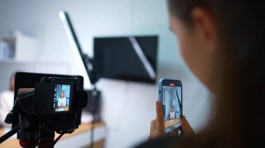 Kadın akıllı telefonuyla video çekiyor. Profesyonel kamera kaydı. Günlük konsepti.