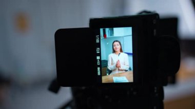 Profesyonel ekipmanların video içeriği kaydediliyor. Kapatın. Bir blog için içerik oluşturan kadın blogcu.