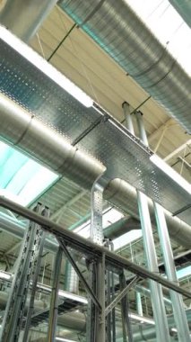 Ahşap işleme tesisinde boru havalandırma sistemi projesi. Modern döşeme fabrikası. Dikey video