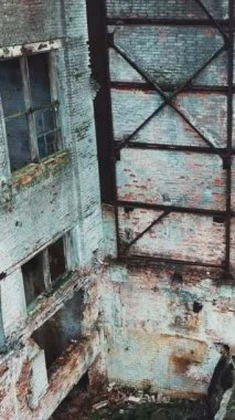 Yok edilen fabrikanın üzerinden uçacağız. Eski endüstriyel yıkım binası.