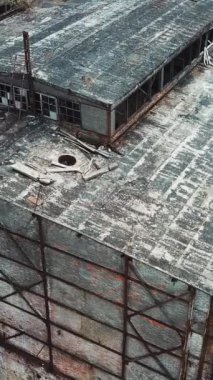 Terk edilmiş endüstriyel fabrika binası, yıkım ve yıkım konsepti. Hava görüntüsü. Dikey video