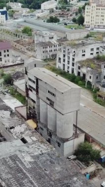 En büyük terk edilmiş fabrikanın hava manzarası. Fabrika harabeleri. Dikey video