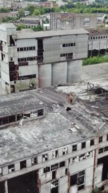 En büyük terk edilmiş fabrikanın hava manzarası. Fabrika harabeleri. Dikey video
