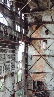 Savaştan kalma harabe binaların havadan görüntüsü. Fabrika harabeleri. Dikey video
