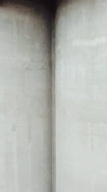 Drone terk edilmiş bir fabrikanın üzerinde uçuyor. Eski terk edilmiş fabrika binası. Hava görüntüsü. Dikey video