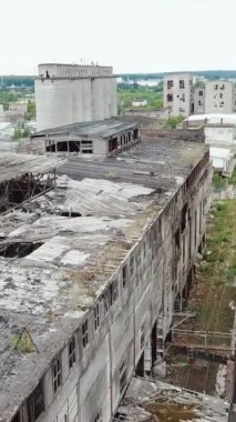 Terk edilmiş endüstriyel fabrika binası, yıkım ve yıkım konsepti. Hava görüntüsü. Dikey video