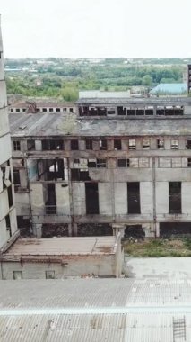 Eski bir fabrikanın kalıntıları. Yıkım için eski endüstriyel bina. Hava görüntüsü. Dikey video