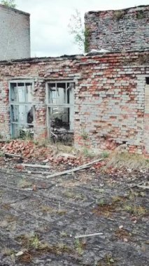 Terk edilmiş eski endüstriyel fabrikaların kalıntıları. Dikey video
