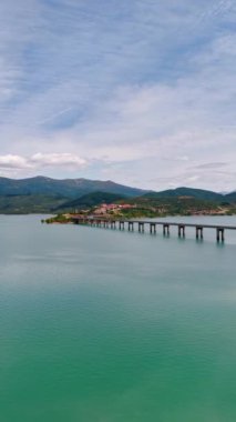 Leon, İspanya, Avrupa 'daki dağlık bölgede doğanın muhteşem manzarası. Kıyılardaki kayaları birbirine bağlayan uzun bir köprü. Dikey video.