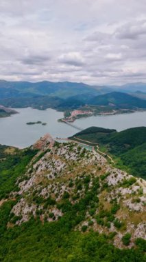 Leon, İspanya, Avrupa 'daki ulusal parkın nefes kesici manzarası. Kayalık göl kenarlarını birbirine bağlayan köprü ile göl. Hava görüntüsü. Dikey video.