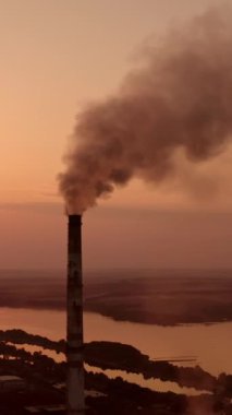 Günbatımı zaman arkaplanında güç pilonları. Gün batımında yüksek voltajlı elektrik kulesi. Kumaş konsepti. Seçici odaklanma. Dikey video