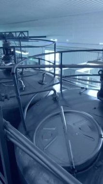 Süt üretim tesisi. Büyük bir özel çiftlikte süt üretim teknolojisi. Tarım üretim fabrikası. Süt ürünleri fabrikasında modern ekipman.