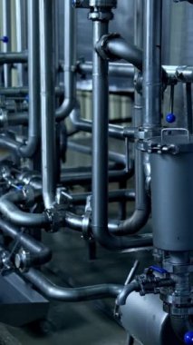 Modern süt üretimi endüstrisi. Yiyecek fabrikasının içindeki paslanmaz borular. Süt ve peynir imalatında otomatikleştirilmiş hat.