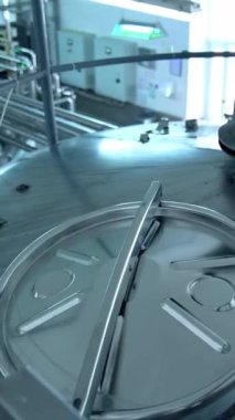 Bir mandıra çiftliğinde yenilikçi makineler. Süt fabrikasının modern ekipmanları. Süt ürünlerini işlemek için metal kaplar dikey video.