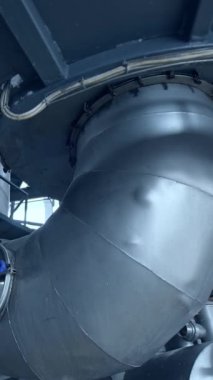 Kapalı alanda süt ürünleri üretiyorum. Süt ürünleri fabrikasında paslanmaz ekipman var. Modern süt üretim fabrikası dikey video.