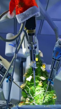 Yapay zeka robotu Noel ağacını Noel 'e hazırlanırken süslüyor. Kesik manzara. Dikey video
