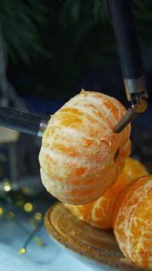 Gadget insansı, Noel 'e hazırlanırken mandalina soyar. Kesik manzara. Bilgisayarlar ve siber droid konsepti. Dikey video