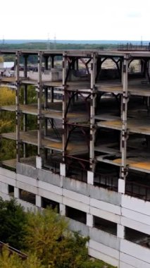 Kırsal bölgedeki eski fabrika binaları. Yeşil doğada penceresi olmayan harabe depoları olan terk edilmiş bir bölge.