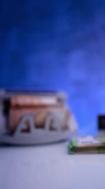 Para sayma makinesi bulanık çalışır. Elli avroluk banknotlar makinede hesaplanıyor. El nakit destesini alır ve ön plana koyar. Dikey video.