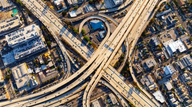 Los Angeles şehir merkezinde otobanlarda, kavşaklarda ve otobanda trafik çok hareketli. Şehir merkezindeki ünlü kavşağa yaklaşıyoruz..