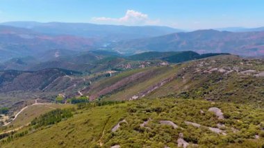 Çimlerle ve çalılarla kaplı inanılmaz dağlık bir manzara. İnsansız hava aracı görüntülerinden güzel kayalık manzara.