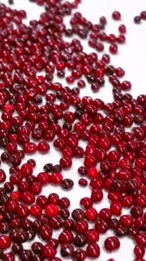 Taze kırmızı kirazlar taşıma bandında hareket ediyor. Eldivenlerle çalışan işçilerin elleri yiyecek fabrikasının içinde olgun böğürtlenleri ayırıyor. Dikey video