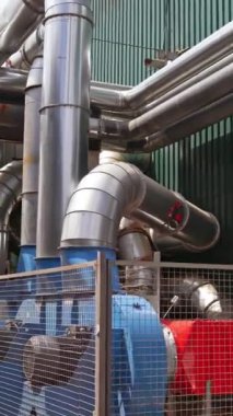 Havalandırma boruları sistemi. Fabrikanın dışında inşaat. - Yakın çekim. Dikey video