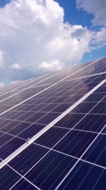 Mavi gökyüzünün altındaki mavi güneş paneli. Temiz alternatif enerji üretimi. Yeni enerji konsepti. Yakın plan. Dikey video