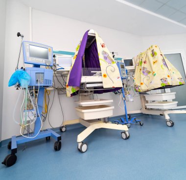 Kuluçka malzemeleri olan bir kreş. İki kuvöz, steril bir ortam sunan iyi donanımlı bir hastane kreşinde renkli battaniyelerle kaplıdır..