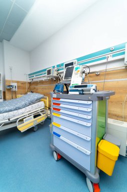 Ekipmanlı hastane odası. Hastane odasında hasta bakımı ve tedavisine hazır yatak, tıbbi araç ve izleme cihazları bulunur..