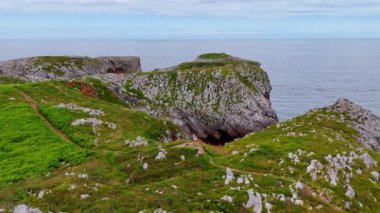 Çift deniz kenarındaki uçurumun kenarında duruyor. İspanya ve Avrupa 'nın kayalık kıyılarında insansız hava aracı görüntüleri.